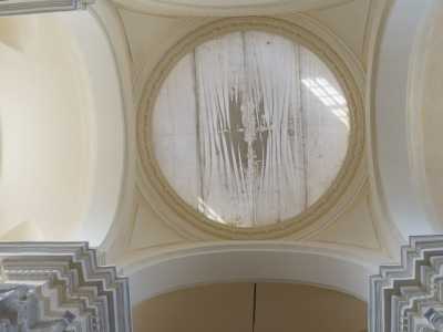 ...mentre sul soffitto domina la grande cupola 